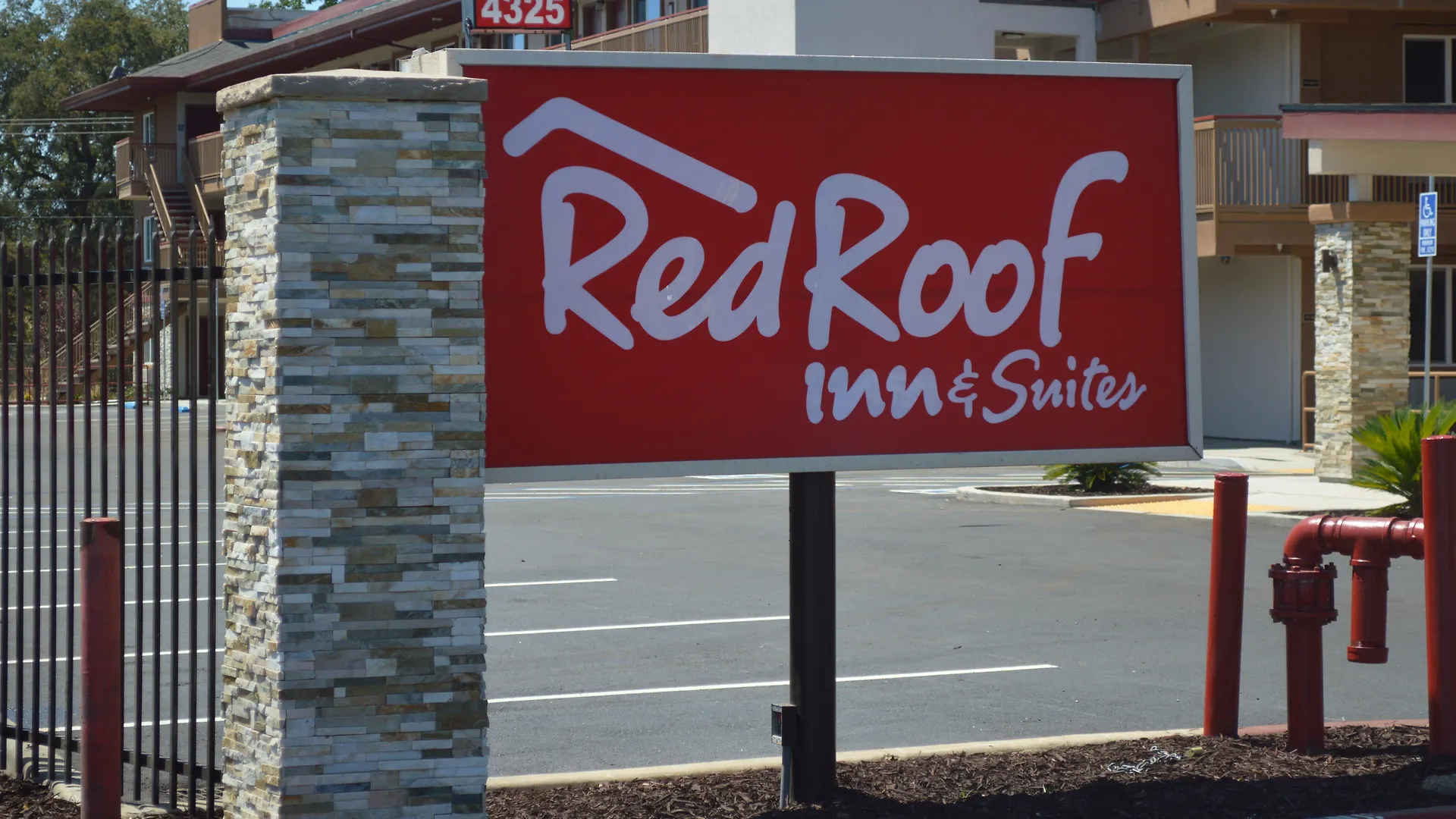 Red Roof Inn & Suites Sacramento North North Highlands
